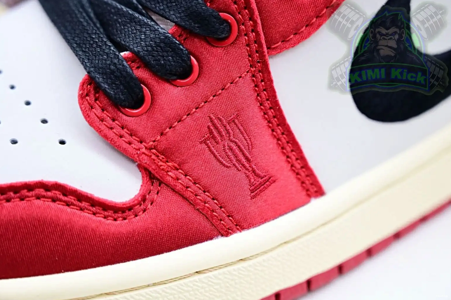 Trophy Kimikick Air “Away” 1 Room x Jordan Jordan Low OG 0506